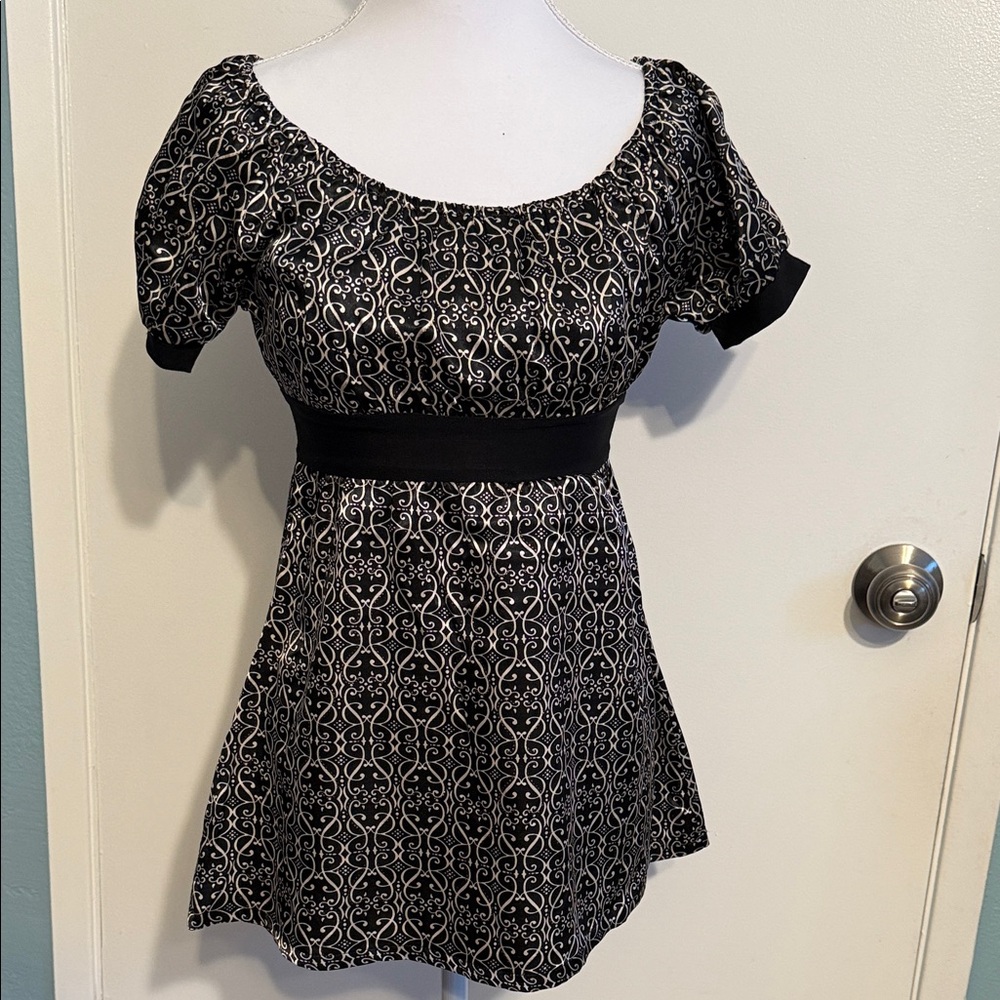 Chic Black and White Patterned Women's Blouse